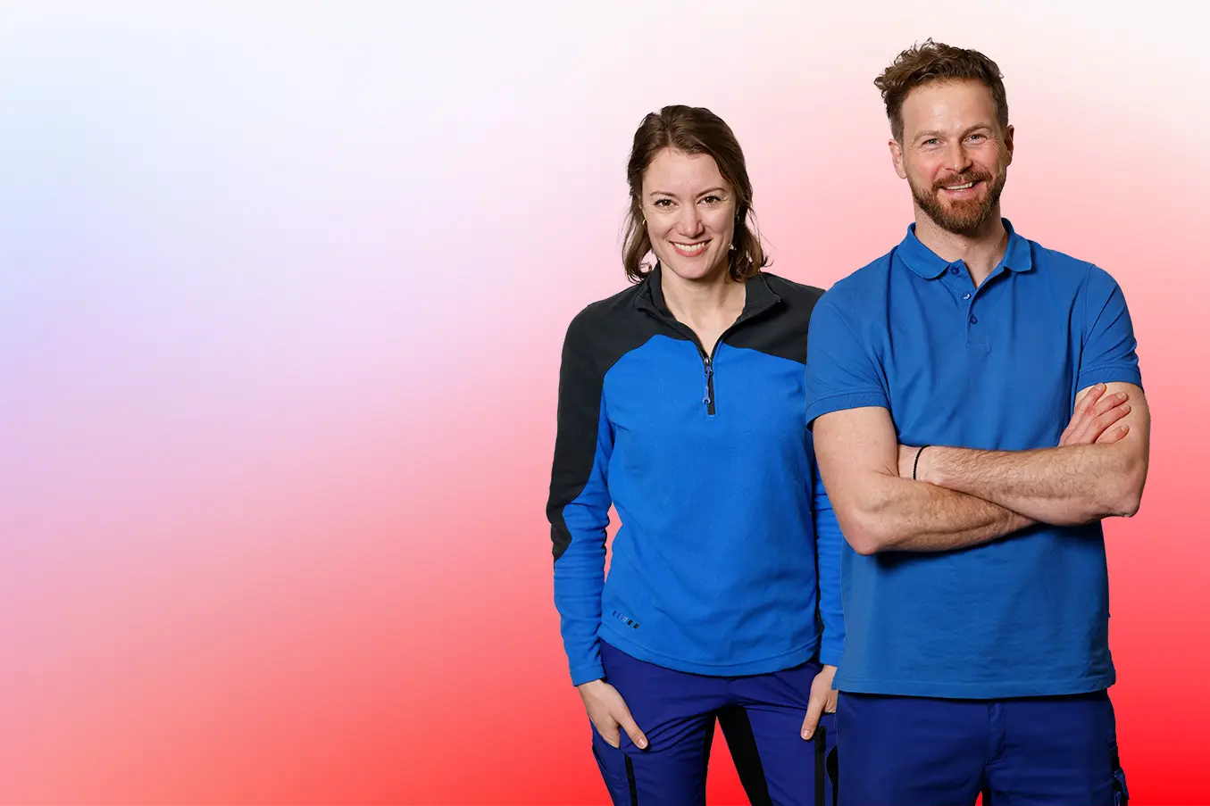 Man en vrouw met rode achtergrond.