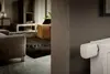 Thermostat an einem Heizkörper in einem Wohnraum, Teil eines modernen, stilvollen Interieurs.