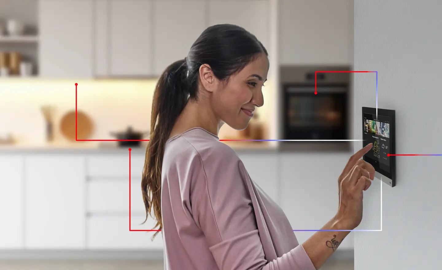 Vrouw bestuurd het energiemanagement systeem in de keuken.