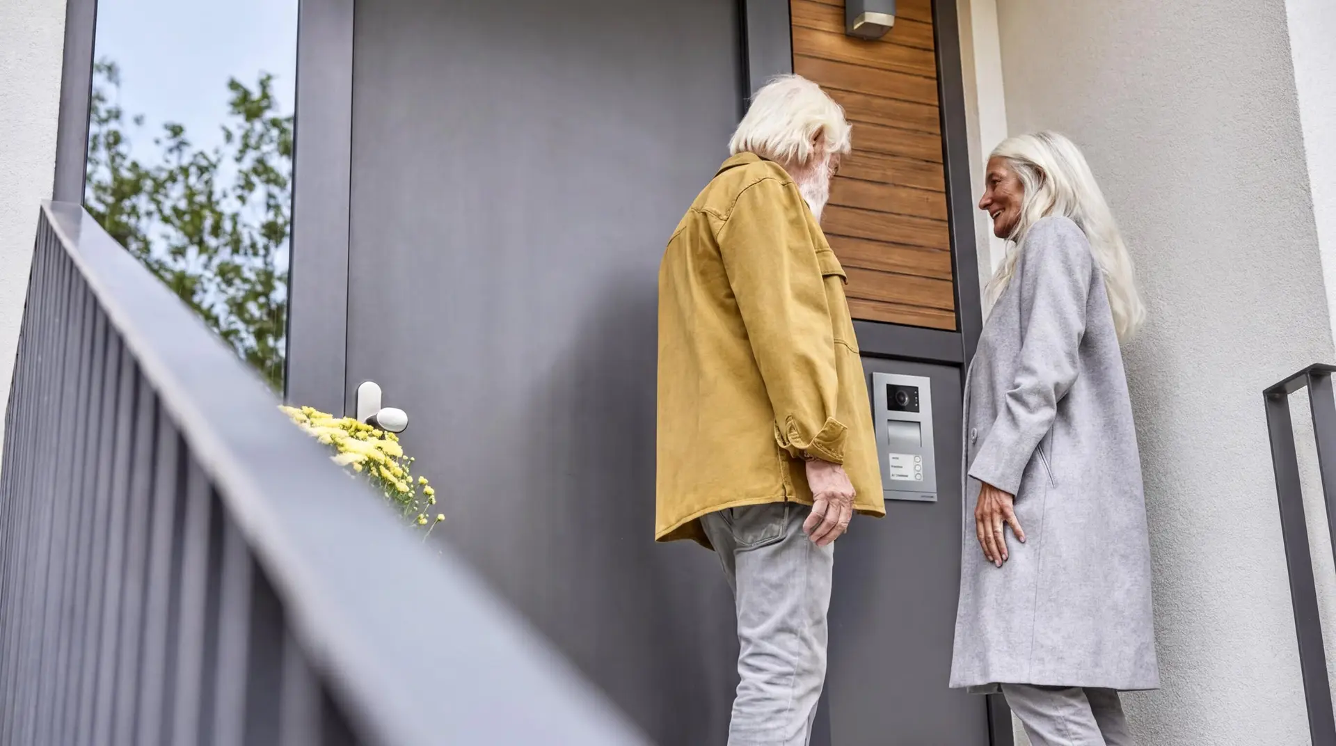 Man en vrouw bij Busch welcome systeem
