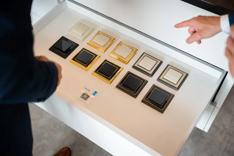 Verschillende kleuren schakelmateriaal in een presentatie 