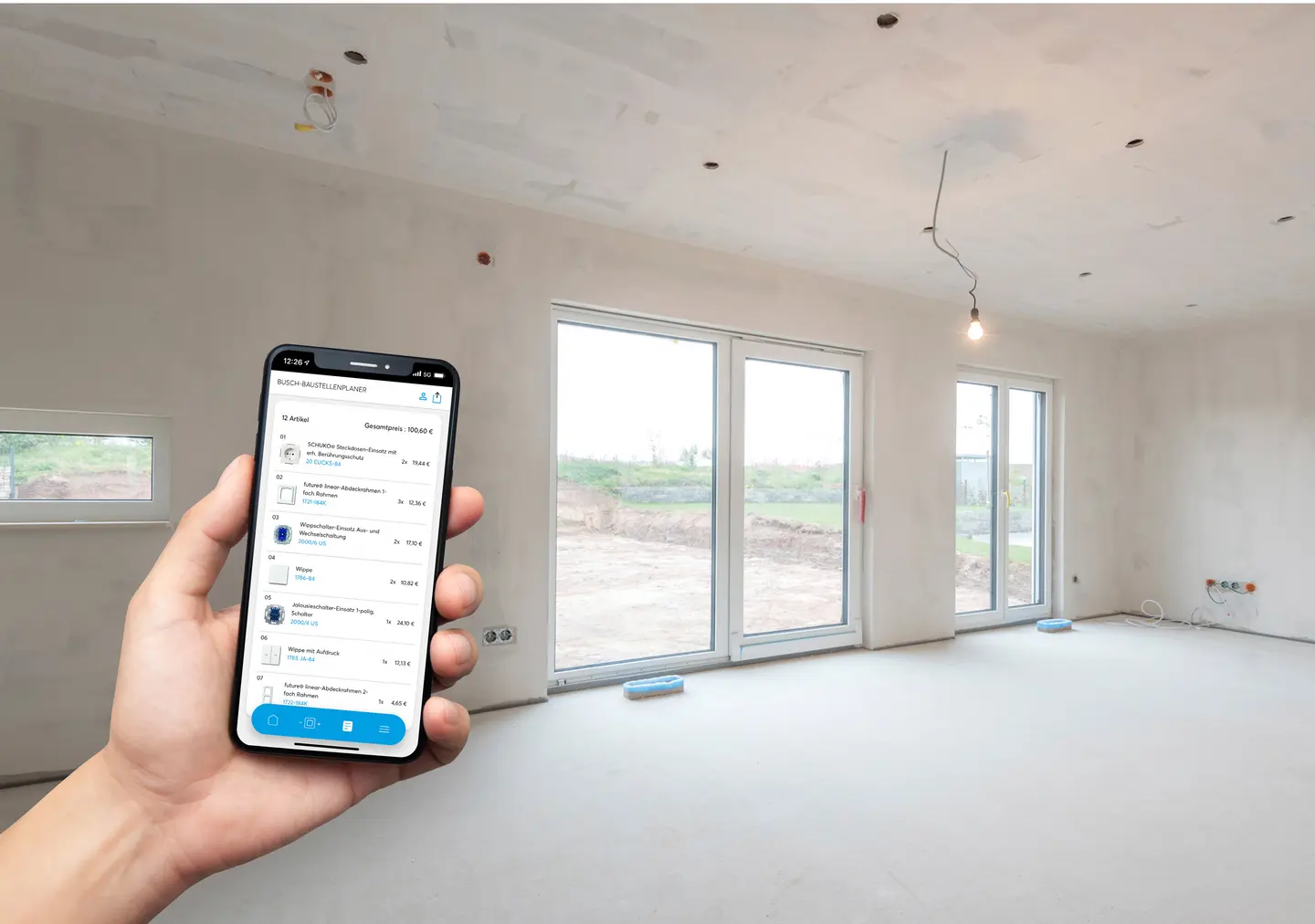 Mobiltelefon in einer Hand, zeigt eine App zur Steuerung von smarten Geräten im Innenraum eines unvollendeten Raums.
